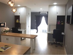 Champs Elysees Homestay by Landmark