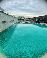 QING Luxury Campground Hotel