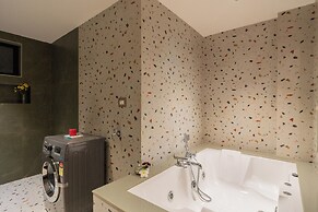 ELIVAAS Kamerios Brisa 1BHK with Jacuzzi