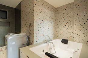 ELIVAAS Kamerios Maris 1 BHK Jacuzzi