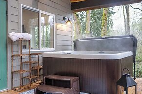 Near Rivers & Boating: Home w/ Hot Tub in Longview