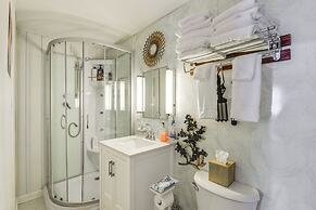 6 Mi to Downtown: 70s-themed Home in Nashville!