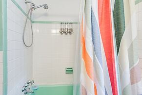 6 Mi to Downtown: 70s-themed Home in Nashville!