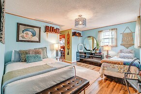 6 Mi to Downtown: 70s-themed Home in Nashville!