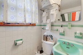 6 Mi to Downtown: 70s-themed Home in Nashville!