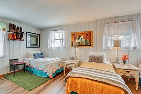 6 Mi to Downtown: 70s-themed Home in Nashville!