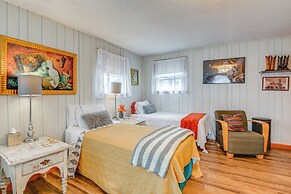 6 Mi to Downtown: 70s-themed Home in Nashville!