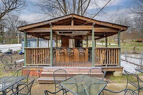 6 Mi to Downtown: 70s-themed Home in Nashville!