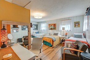 6 Mi to Downtown: 70s-themed Home in Nashville!