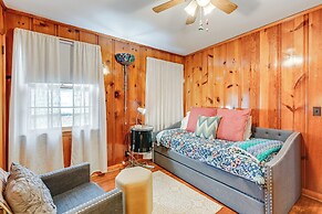 6 Mi to Downtown: 70s-themed Home in Nashville!