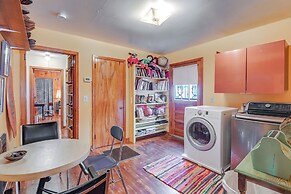 6 Mi to Downtown: 70s-themed Home in Nashville!