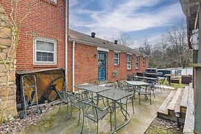 6 Mi to Downtown: 70s-themed Home in Nashville!
