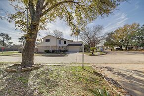 Pool Table & Patio w/ Bar: Spacious Houston Gem!