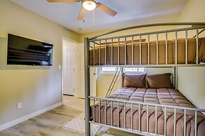 4 Mi to Lake Arrowhead: Cabin w/ Grill & Deck!