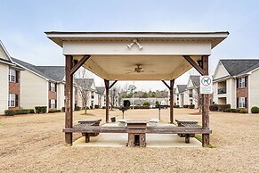9 Mi to Dtwn Fayetteville: Condo w/ Pool Access!
