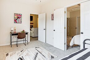 9 Mi to Dtwn Fayetteville: Condo w/ Pool Access!