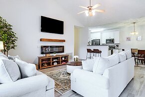 9 Mi to Dtwn Fayetteville: Condo w/ Pool Access!
