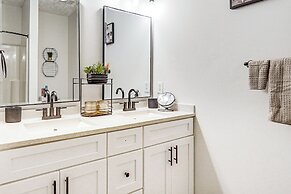 9 Mi to Dtwn Fayetteville: Condo w/ Pool Access!