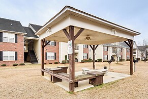 9 Mi to Dtwn Fayetteville: Condo w/ Pool Access!
