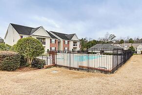 9 Mi to Dtwn Fayetteville: Condo w/ Pool Access!