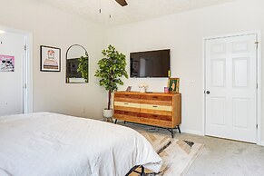 9 Mi to Dtwn Fayetteville: Condo w/ Pool Access!