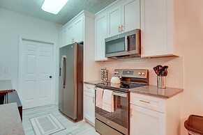 9 Mi to Dtwn Fayetteville: Condo w/ Pool Access!