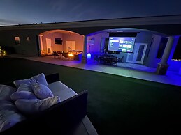 Luxury Home With Slide Pool/spa/movie Theatre 5 Bedroom Home