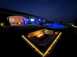 Luxury Home With Slide Pool/spa/movie Theatre 5 Bedroom Home