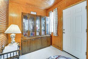 15 Mi to Dtwn Detroit: Cozy Family Home w/ Yard!