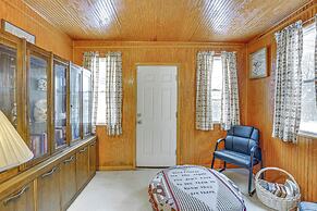 15 Mi to Dtwn Detroit: Cozy Family Home w/ Yard!