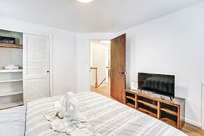 15 Mi to Dtwn Detroit: Cozy Family Home w/ Yard!