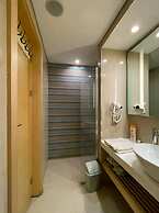 studio unit with pool and gym