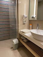 studio unit with pool and gym