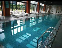 studio unit with pool and gym