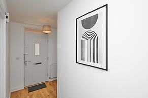 3 Bedroom Large House - Train Station