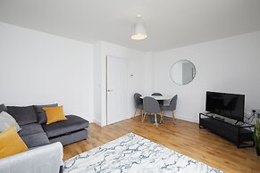 3 Bedroom Large House - Train Station