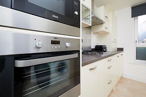 3 Bedroom Large House - Train Station