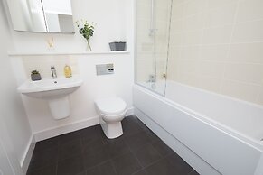 3 Bedroom Large House - Train Station