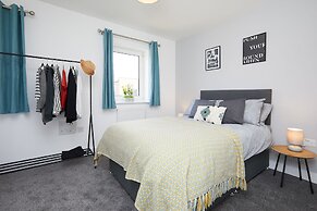 3 Bedroom Large House - Train Station