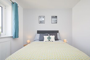 3 Bedroom Large House - Train Station