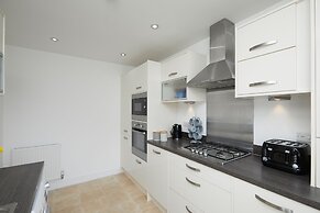 3 Bedroom Large House - Train Station