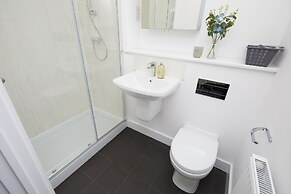 3 Bedroom Large House - Train Station