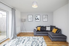 3 Bedroom Large House - Train Station