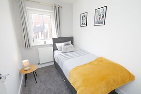 3 Bedroom Large House - Train Station