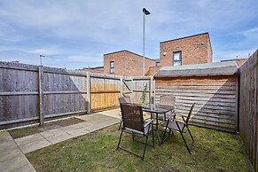 3 Bedroom Large House - Train Station