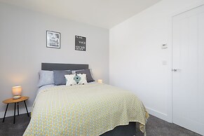 3 Bedroom Large House - Train Station