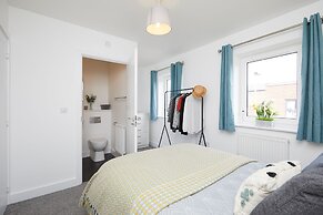 3 Bedroom Large House - Train Station