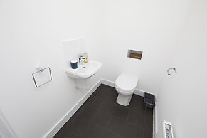 3 Bedroom Large House - Train Station