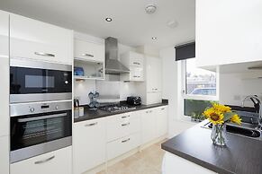 3 Bedroom Large House - Train Station