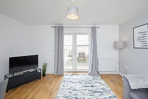 3 Bedroom Large House - Train Station